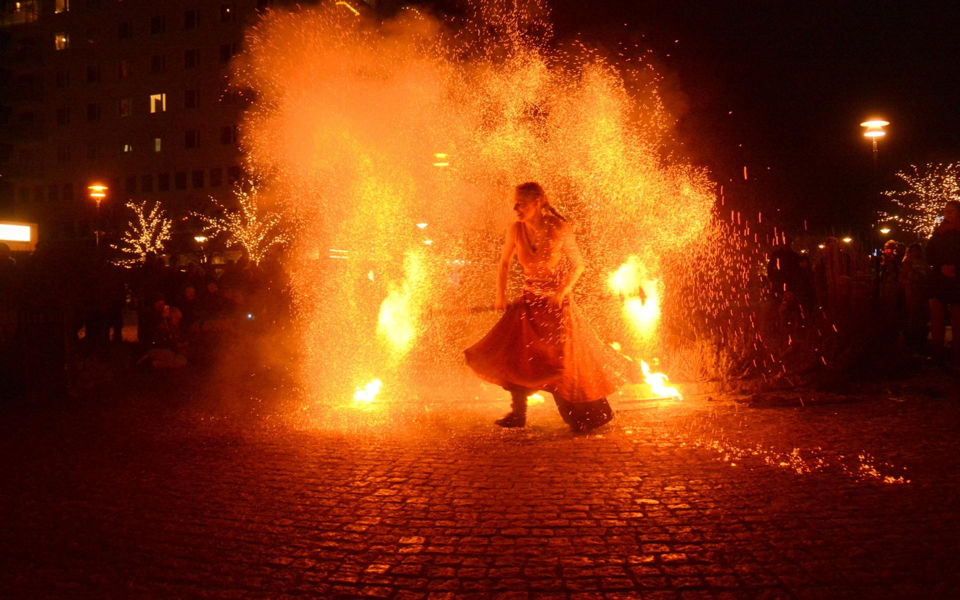 Nytorget var fullt av kulturnattsbesökare som ville se eldshowen med Eldfågel.