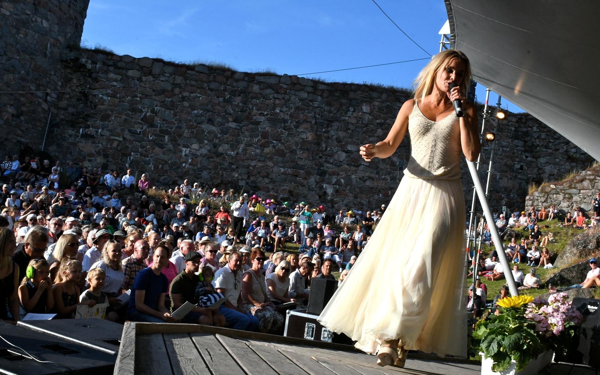 Allsången på Bohus fästning i juli 2019. På scen stod bland andra Sofia Källgren. 