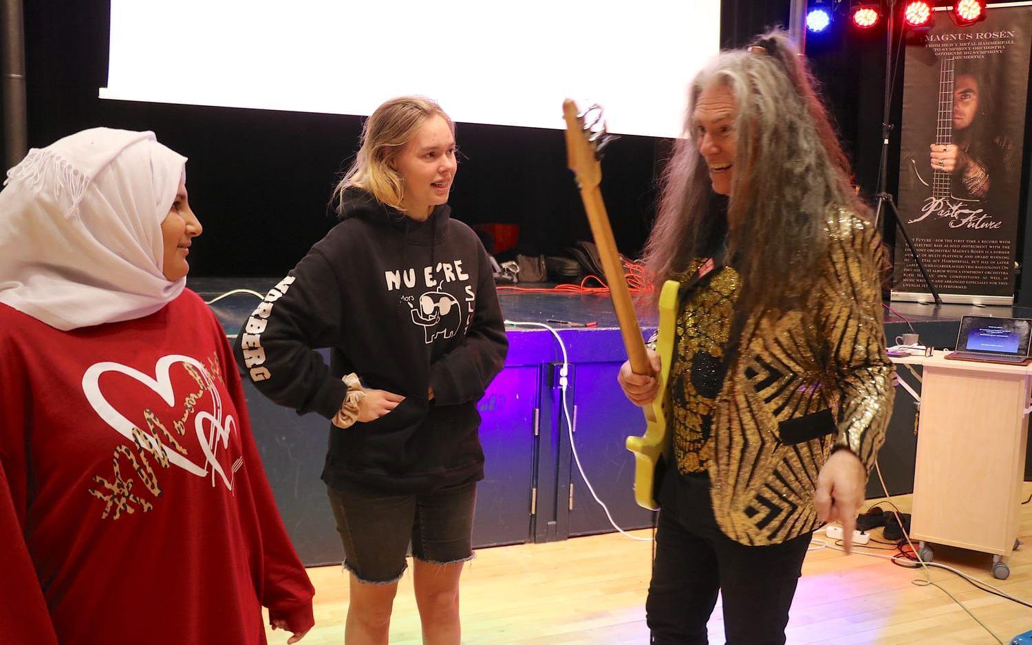 Nour Alsawadi och Frida Norberg från Henåns skola i snack med Magnus Rosén innan föreläsningen. 