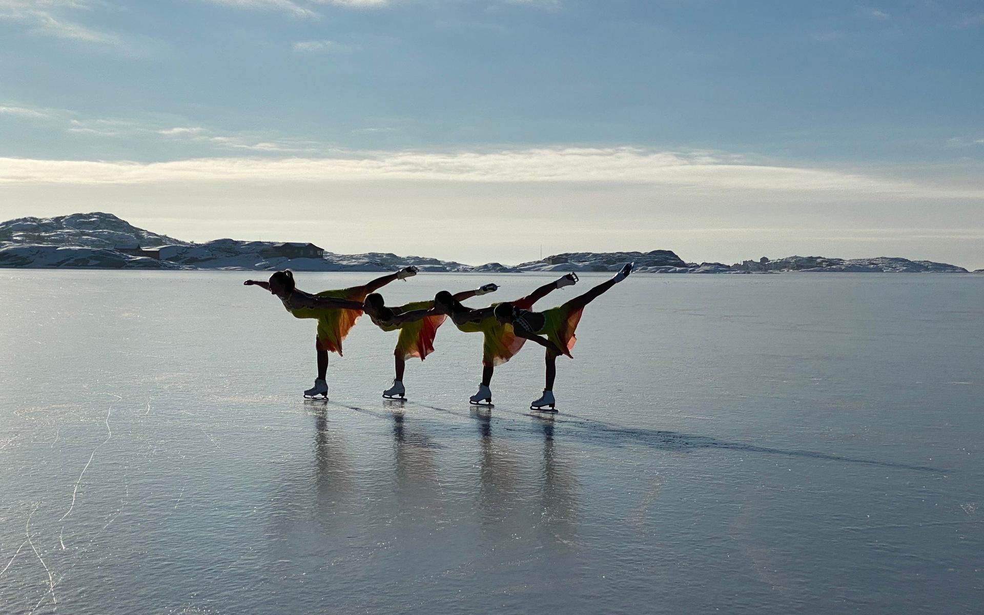 Team Harmony från Ytterby Kungälvs Konståkare körde en uppvisning i synkroåkning på havsisen utanför Sundhammar. 