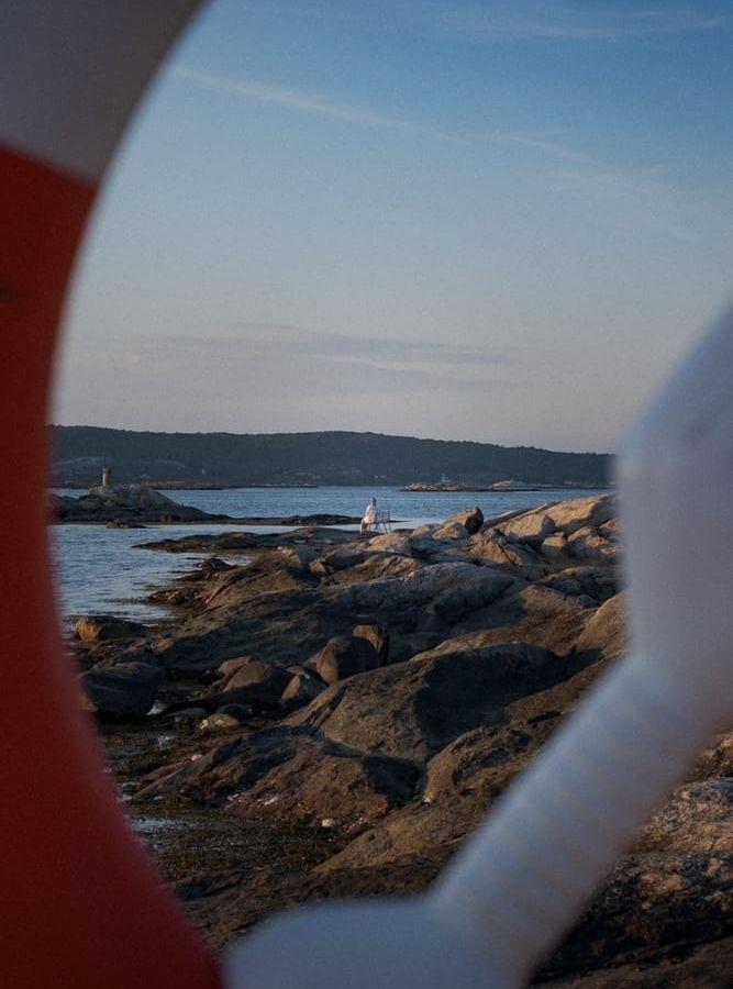 Bilden är tagen på samma ställe som den första och är tagen av mig! Bilden är på min sambo och havet.