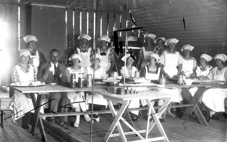 Konservering någon gång under första halvan av 1900-talet. Tegneby hembygdsförening har skänkt bilden till Bohusläns Museum. 