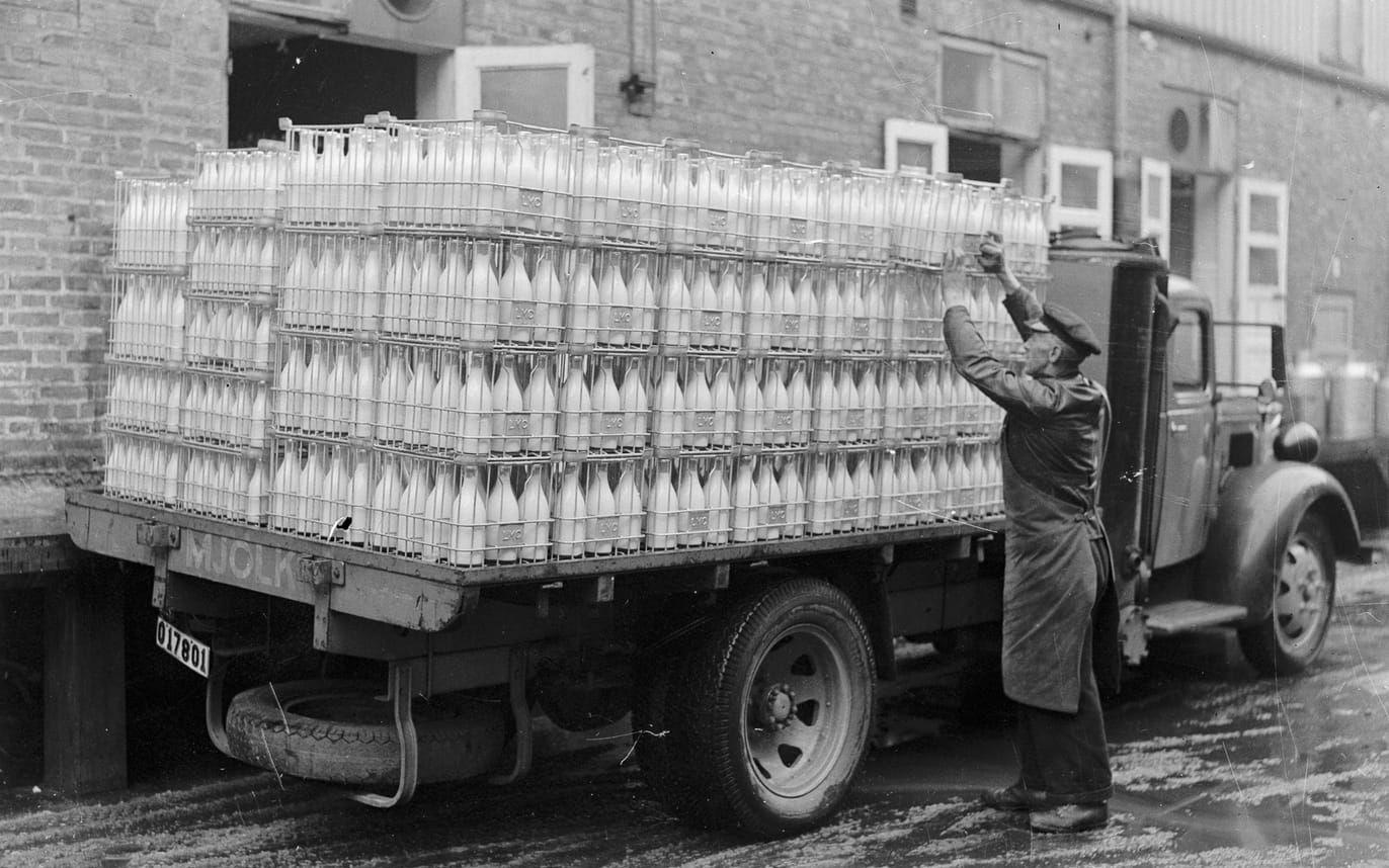 Mjölkflaskor levereras med lastbil till Göteborg i mars 1941. Andra världskriget innebar paradoxalt nog ett genombrott för mjölk som allmän måltidsdryck – framför allt för barn – i Sverige.