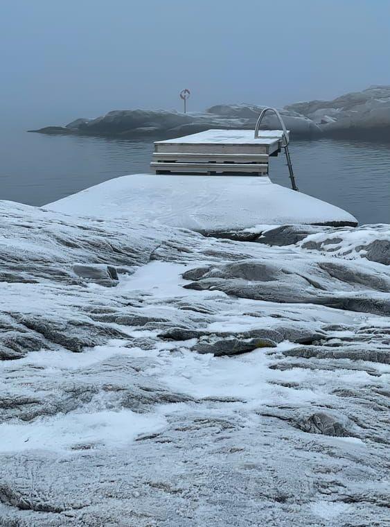 I dimman, väntar på sol o bad i Aröd. 